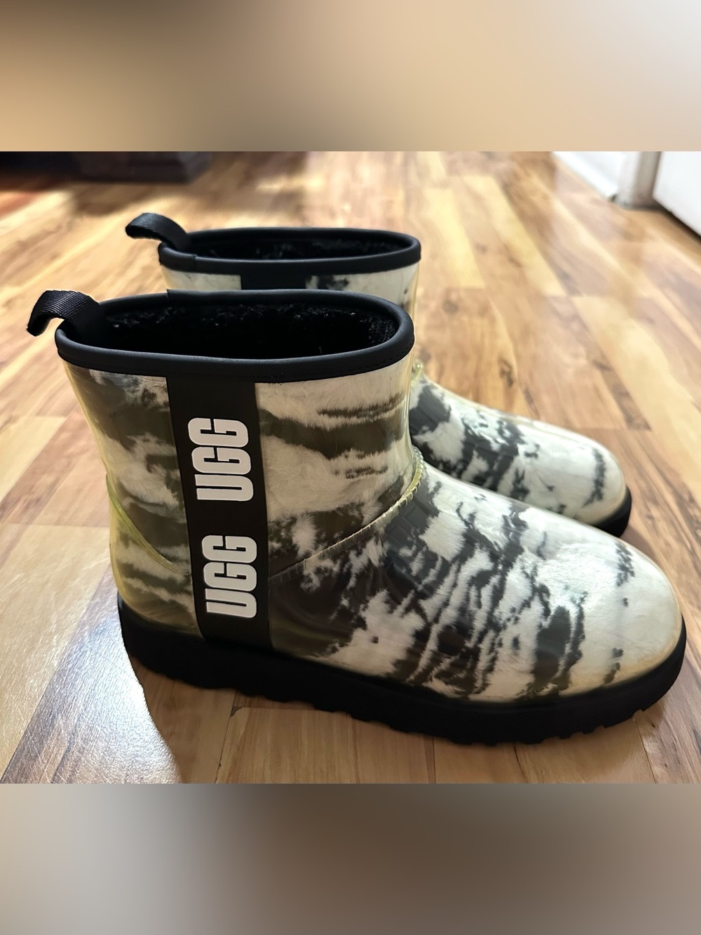 UGG Waterproof Rain Boots – Women’s Size 9 🤍🖤 Excellent Condition